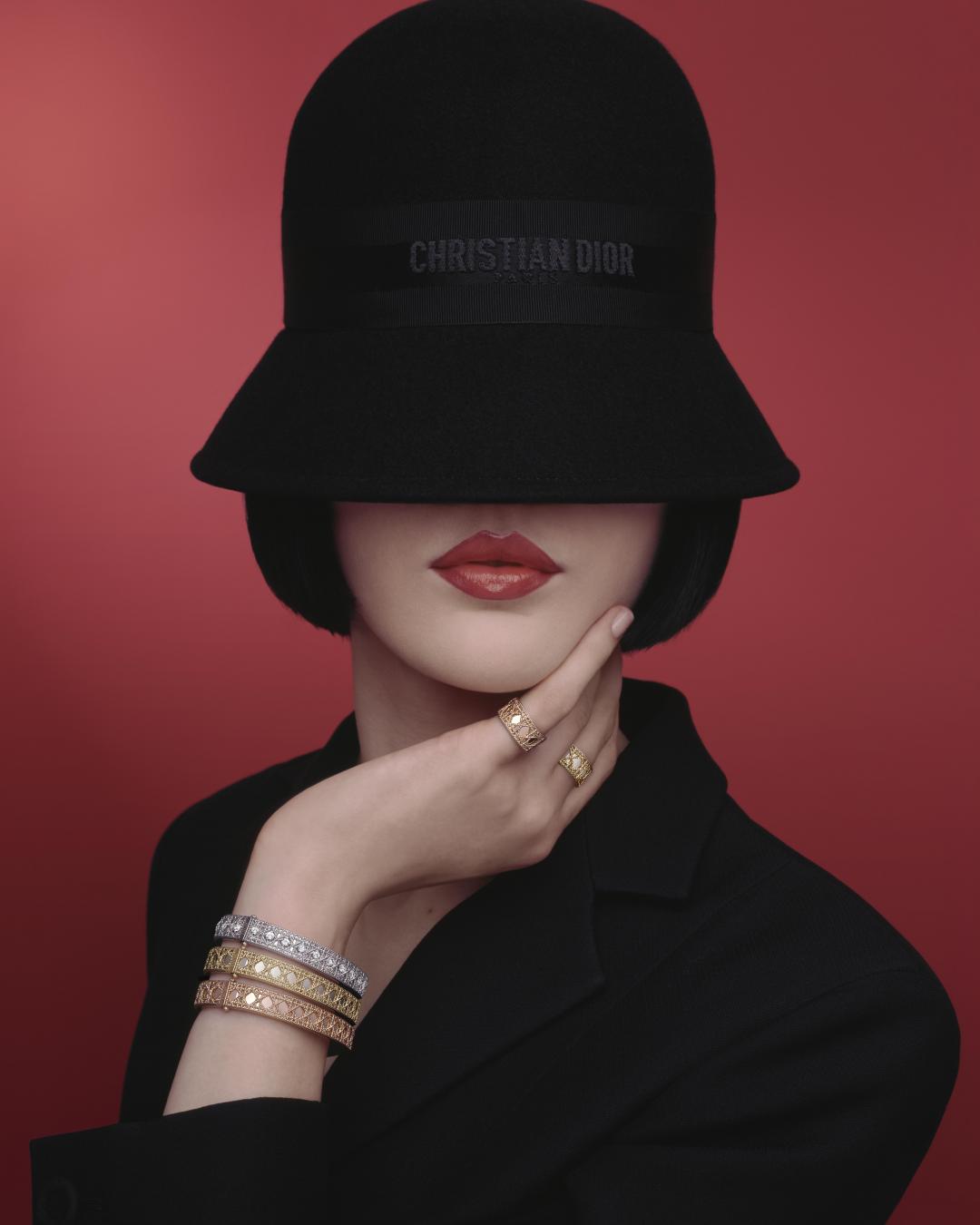 My Dior系列利用三色貴金屬,將品牌經典的籐格紋重新詮釋。