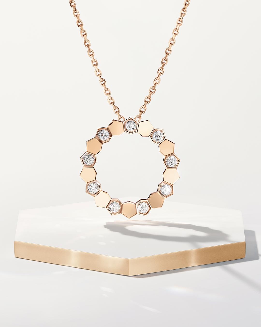 Bee de Chaumet 18K玫瑰金鑽石小型項鍊,119,000元。