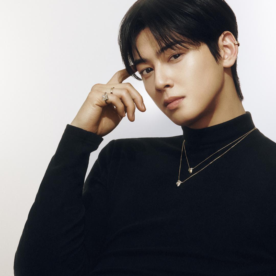 CHAUMET品牌大使車銀優搶先佩戴Bee de Chaumet新作。Bee de Chaumet 18K黃金鑽石項鍊(上),73,600元; 18K黃金鑽石項鍊(下),157,000元。