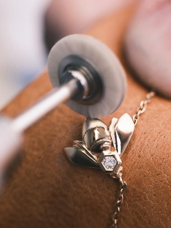 鏡面拋光工匠賦予Bee de Chaumet作品猶如液態金的鏡像效果。