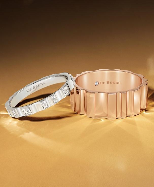 De Beers RVL 18K白金戒指(左),2.6mm,58,000元;18K玫瑰金戒指(右),6.6mm,58,000元。