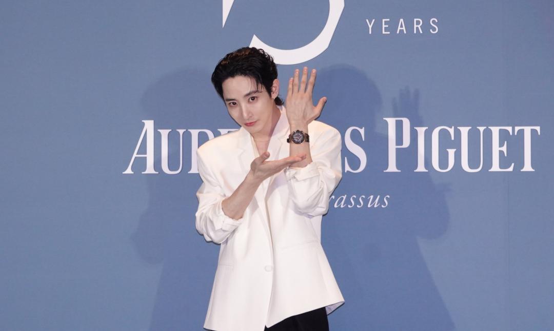 李洙赫以貴氣風格演繹Royal Oak Offshore皇家橡樹離岸型18K玫瑰金設計自動上鍊計時碼錶/42毫米錶款(型號:26238OK.OO.A002CA.01)。(圖/記者潘少棠攝)