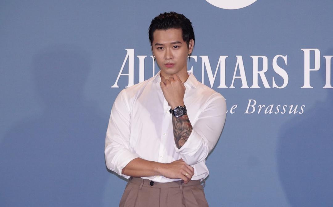 高爾宣演繹的是運動感滿點的三色設計,型號26420CE.OO.A063VE.01的Royal Oak Offshore系列錶款。(圖/記者潘少棠攝)