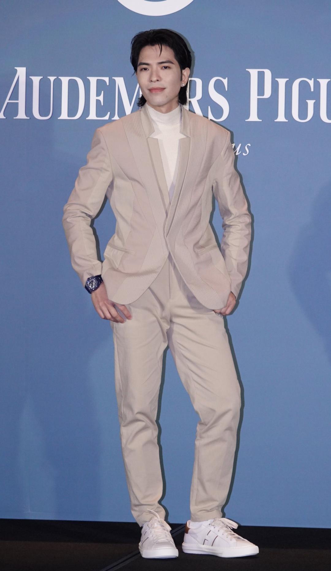 蕭敬騰以米色西裝搭配Royal Oak Offshore系列型號26238CD.OO.1300CD.01錶款亮相。(圖/記者潘少棠攝)