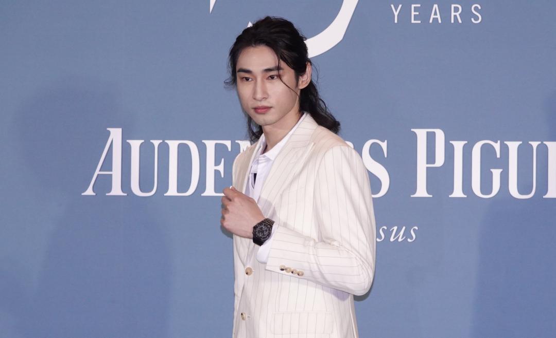 章廣辰則戴全黑色調、搭載⿊⾊陶瓷錶殼(型號:26238CE.OO.1300CE.02)的腕錶前來。(圖/記者潘少棠攝)