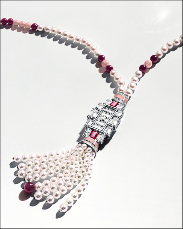 長項鍊以珍珠流蘇營造優美曲線,和幾何錶殼形成對比。