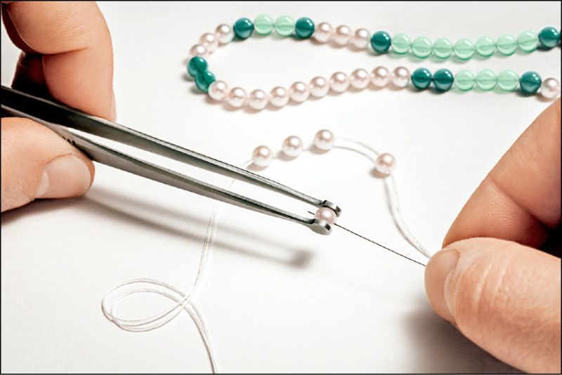 白色Akoya珍珠搭配鑽石和彩寶,增添Grand Lady Kalla的優雅氣息。