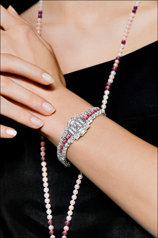 江詩丹頓集結鑽石、珍珠和彩色寶石,打造全新Grand Lady Kalla高級珠寶時計。