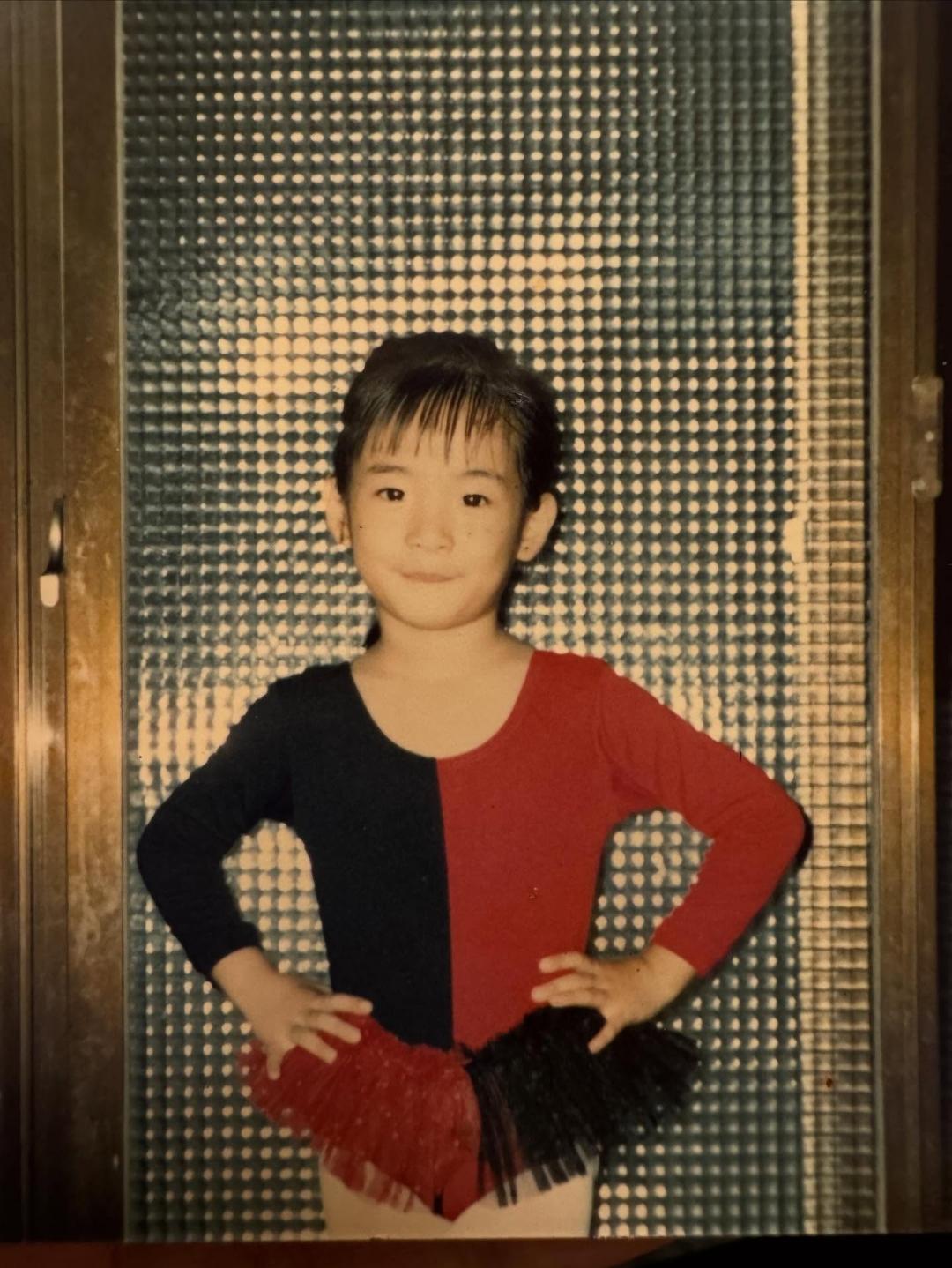 小林依晨穿著芭蕾舞衣,從小就很有架勢。