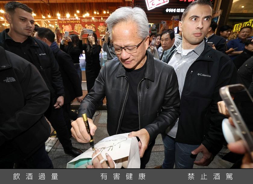 黃仁勳穿著他招牌的黑色皮衣與Burberry T恤。