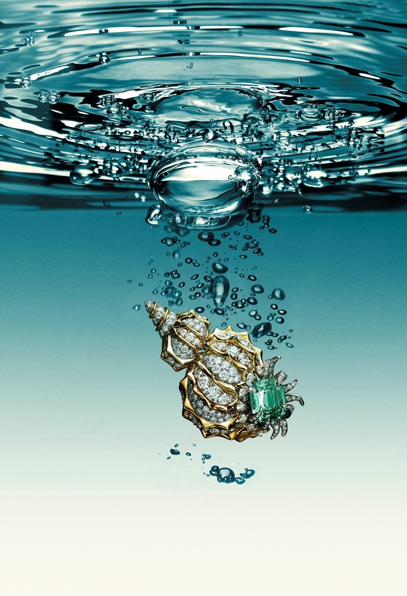 2025 Blue Book高級珠寶Sea of Wonder—Shell系列鉑金與黃K金鑲嵌主石逾8克拉枕形切割綠碧璽及鑽石胸針。(Tiffany & Co.提供)