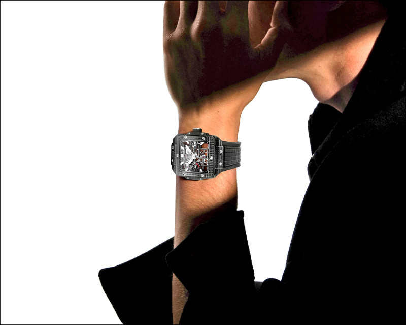 暗黑色系設計的Square Bang方形陀飛輪腕錶,不只展現製錶工藝,還擁有極佳搭配性。