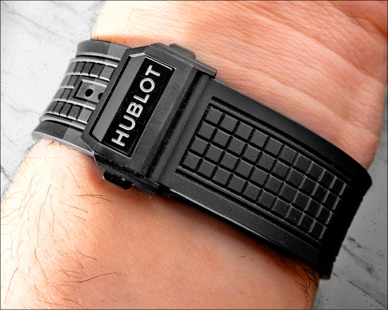 黑色立體橡膠錶帶上的正方體,與方形機芯的直角線條相呼應。