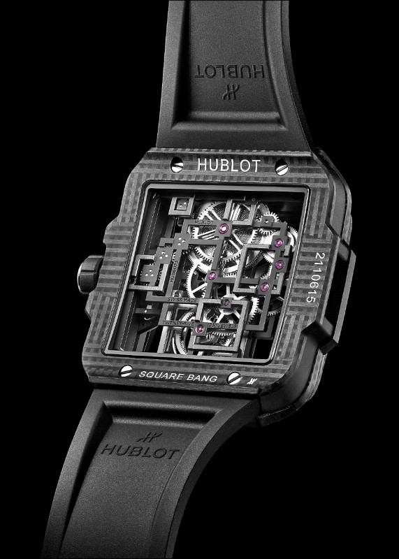 從透視後底蓋可見方形構造橋板,展現HUBLOT對於垂直水平線條的執著。