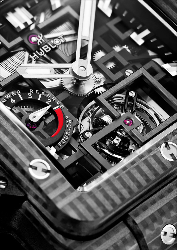 3D碳纖維錶殼上的編織紋理,極具線條與未來感。