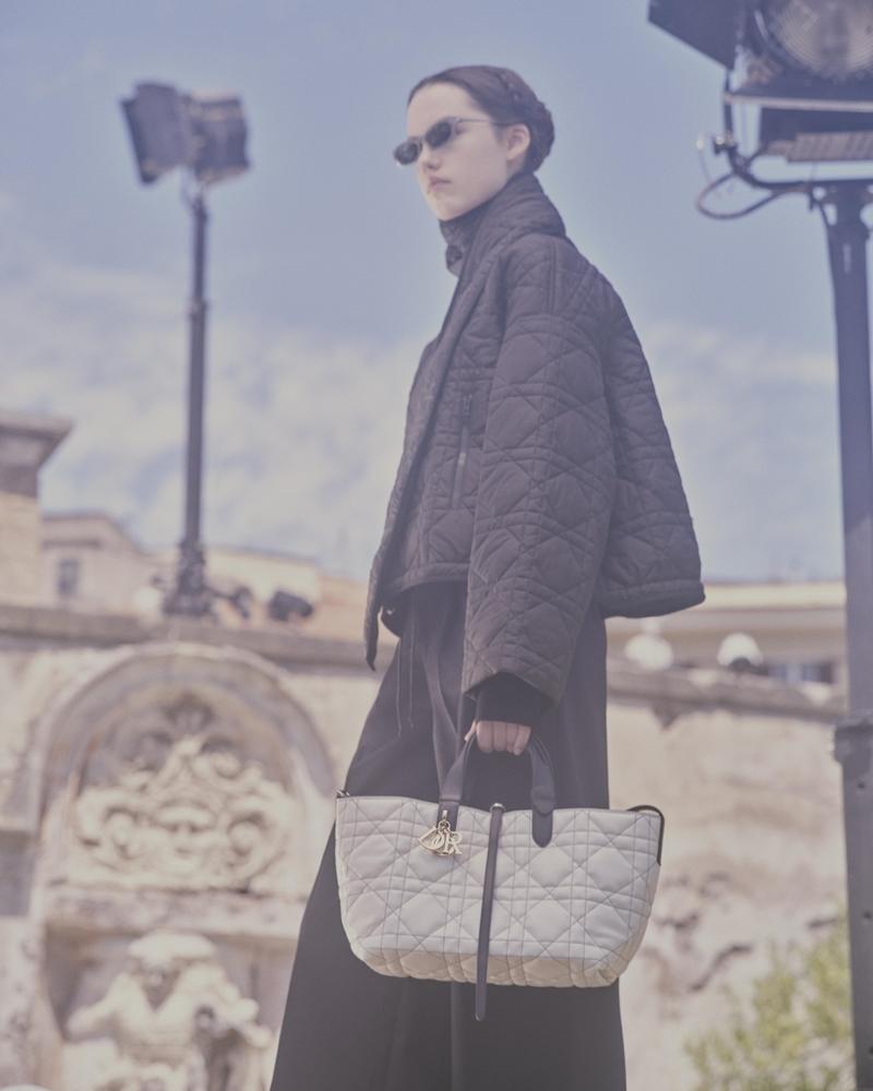 Dior 2026早春系列的包款，以白色、金色系為主。（Dior提供）