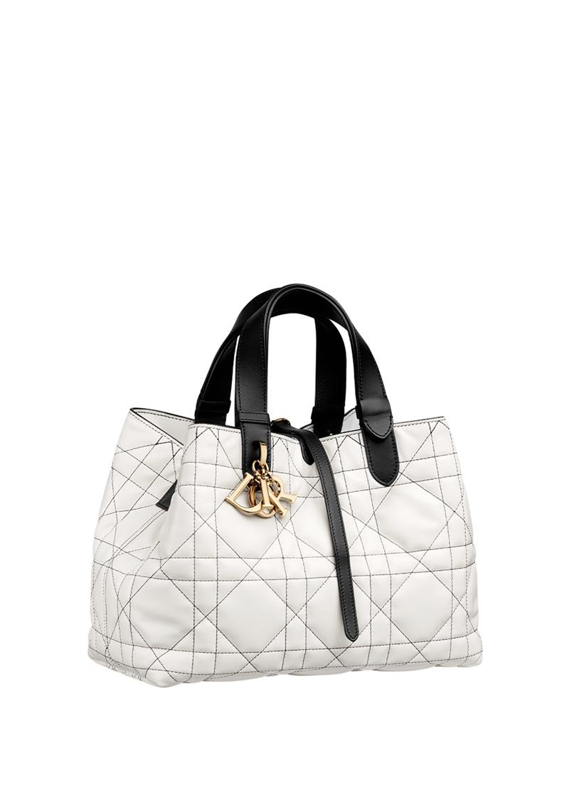 Dior Toujours黑白配色Macrocannage大型籐格紋小牛皮中型托特包，145,000元。（Dior提供）