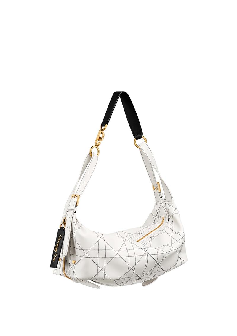 D-Journey黑白配色Macrocannage大型籐格紋小牛皮小型包款，140,000元。（Dior提供）