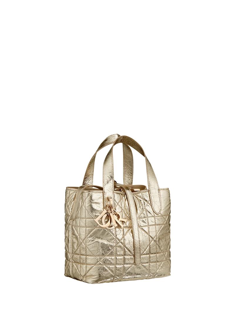 Dior Toujours Vertical 金屬光澤金色Flat Cannage大型籐格紋皺褶質感小牛皮小型直式托特包，120,000元。（Dior提供）