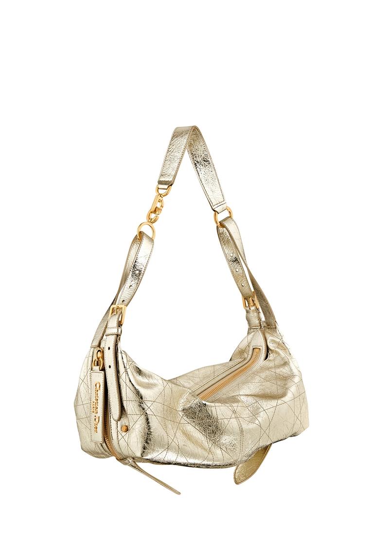 D-Journey 金屬光澤金色皺褶Flat Macrocannage大型籐格紋小牛皮中型包款，155,000元。（Dior提供）