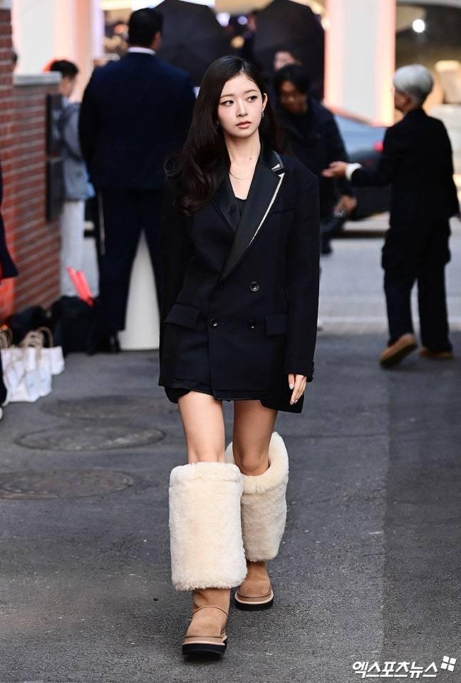 Rei以怪怪美少女的形象竄起，這回出席時尚活動以西裝外套搭配棉花糖雪靴，萌力風格也在網路掀起討論。