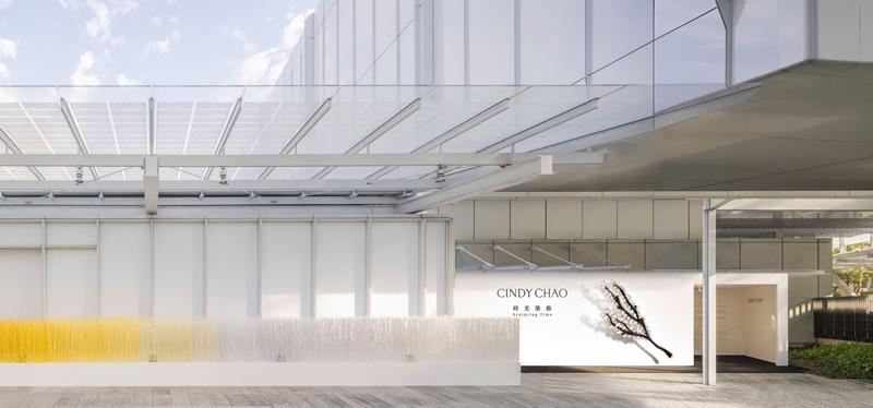 遊文富在《時光築藝》展覽的外部空間，透過三萬多枝黃至白色調漸變的竹子，創造〈陽光〉裝置藝術。（CINDY CHAO The Art Jewel提供）