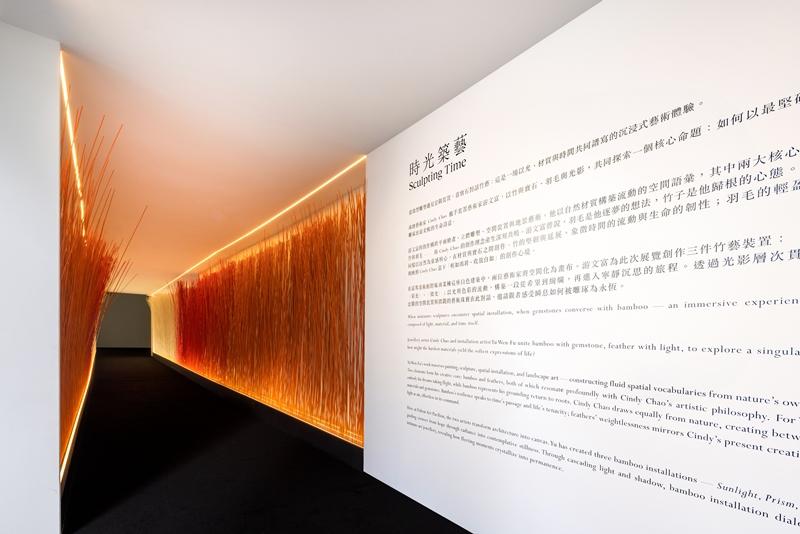 走進展覽空間前的廊道，在遊文富巧手下打造成〈彩光〉，以熱烈的橙紅漸變呈現日落時分的絢爛。（CINDY CHAO The Art Jewel提供）