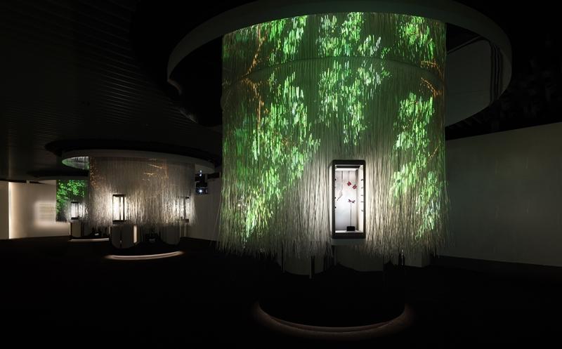 展場中三座以全白竹子創造的裝置藝術作品〈微光〉，與12座展櫃交織排列，讓CINDY CHAO The Art Jewel藝術珠寶作品有了最完美的呈現。（CINDY CHAO The Art Jewel提供）