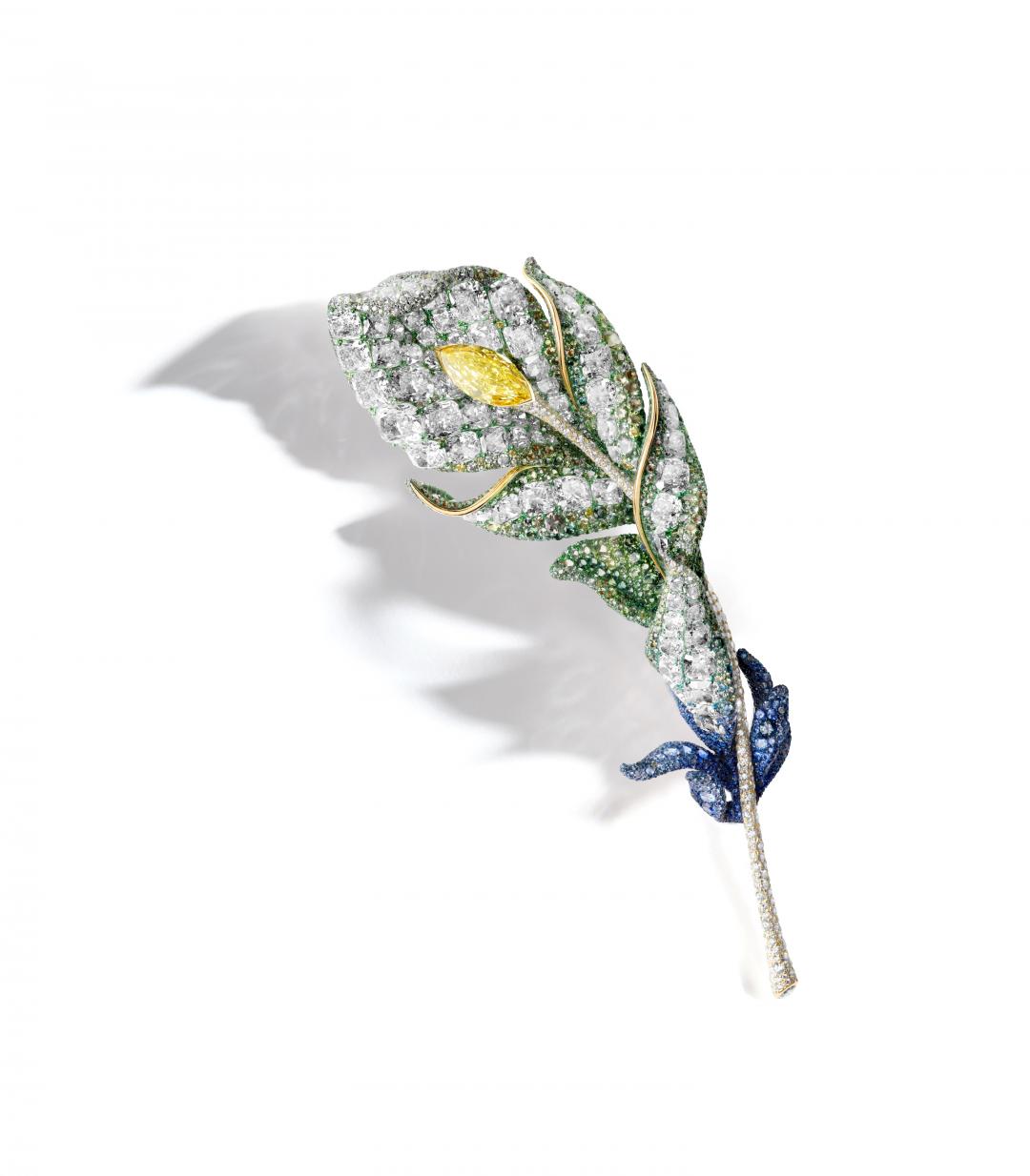 二十週年系列羽毛胸針，鈦金屬、黃鑽、白鑽、黃鑽、偏灰綠色藍寶石、藍寶石、偏灰藍寶石、沙弗萊石。（CINDY CHAO The Art Jewel提供）