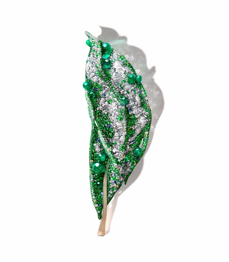 CINDY CHAO 2025 Black Label Masterpiece II大師系列落地生根，鈦金屬、牛角、18K白金、18K黃金、白鑽、祖母綠、黃鑽、沙弗萊石、偏灰綠色藍寶石、藍寶石、翠榴石。（CINDY CHAO The Art Jewel提供）