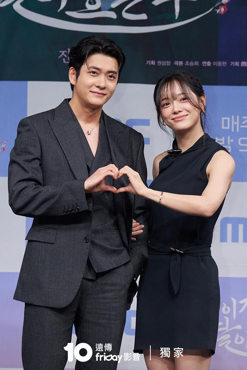 姜泰伍與金世正主演浪漫古裝劇《月亮在江邊流淌》，日前兩人盛裝現身記者會。（friDay影音提供）