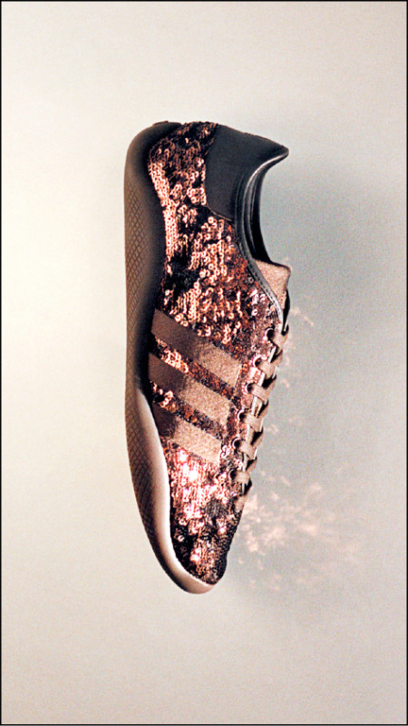 亮片版本為WB Karintha Sequin運動鞋款增添華麗感，10,800元。（adidas Originals提供）