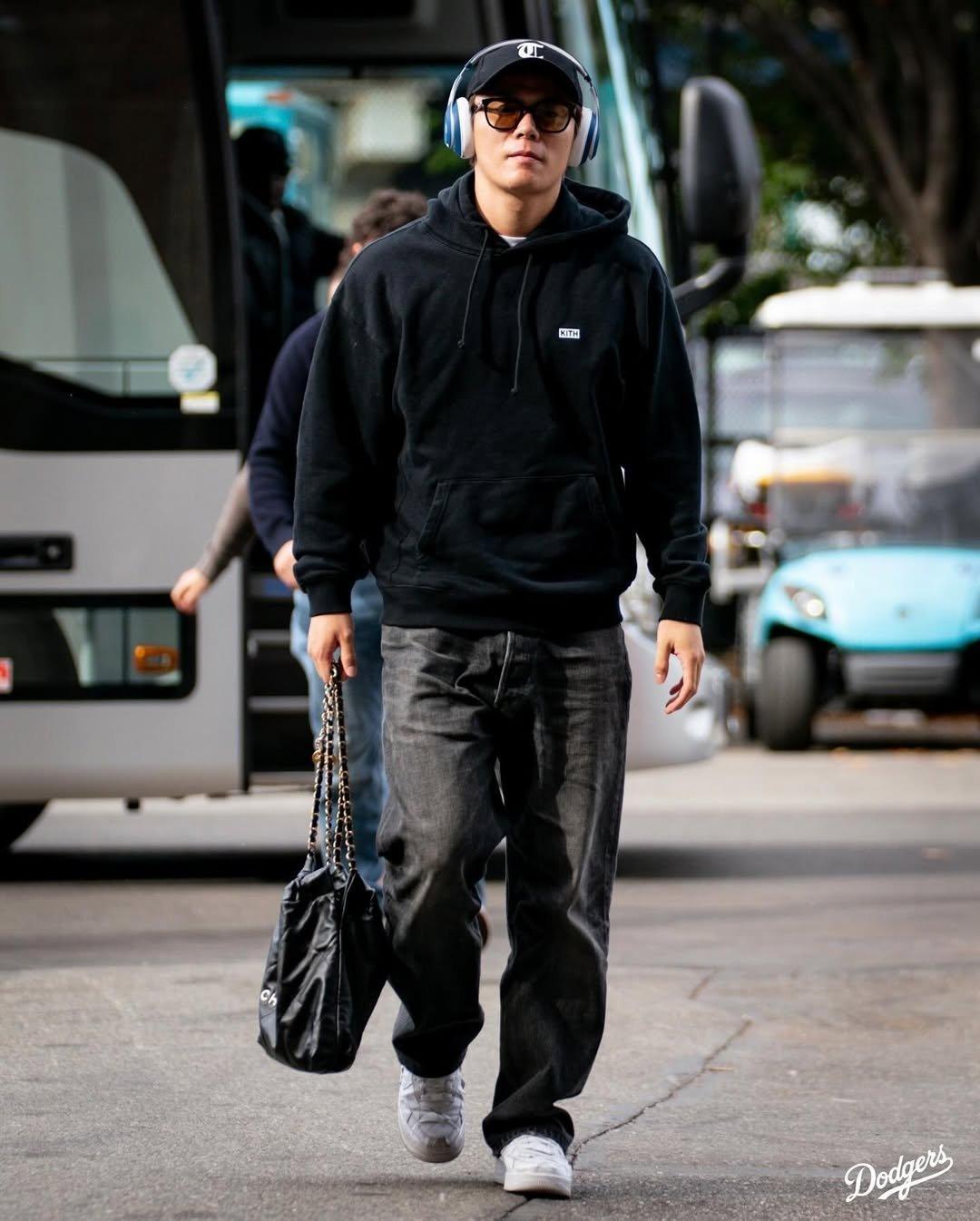 山本由伸私服造型非常時髦，選用CHANEL 22手提包搭配一身暗黑服飾。（翻攝自instagram）