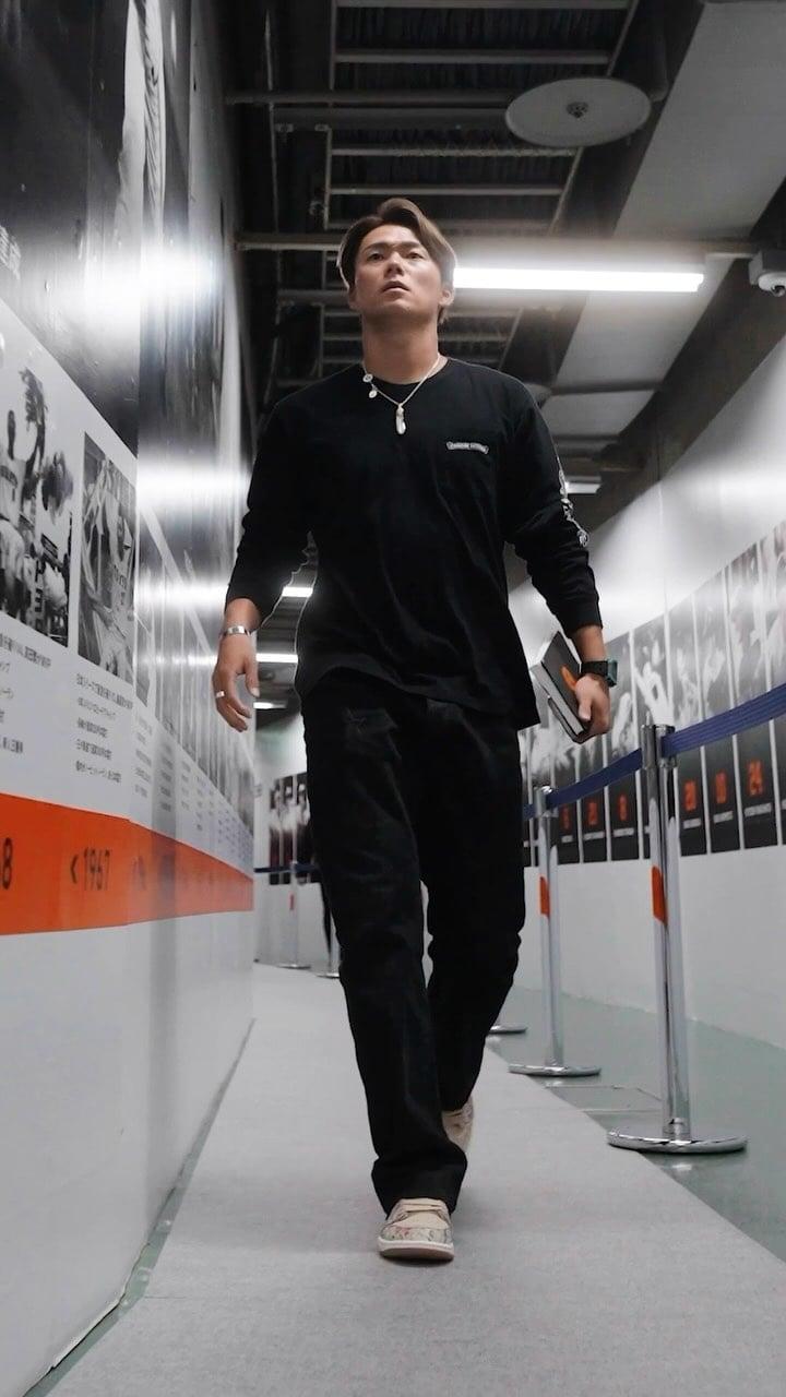 腳踩Nike潮鞋，腕間佩戴RICHARD MILLE腕錶。（翻攝自instagram）