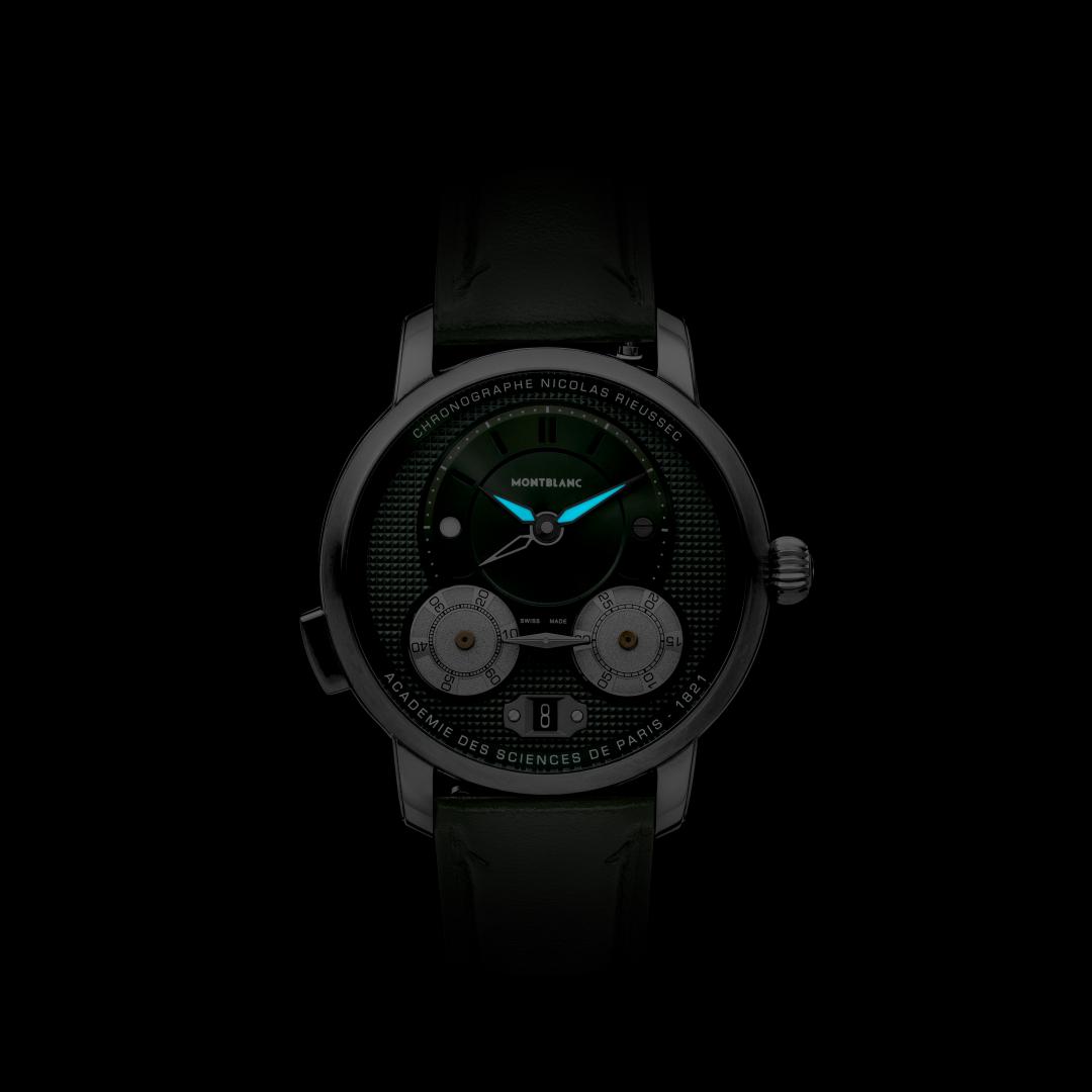 太子妃式指針塗覆Super-LumiNova®夜光塗層。