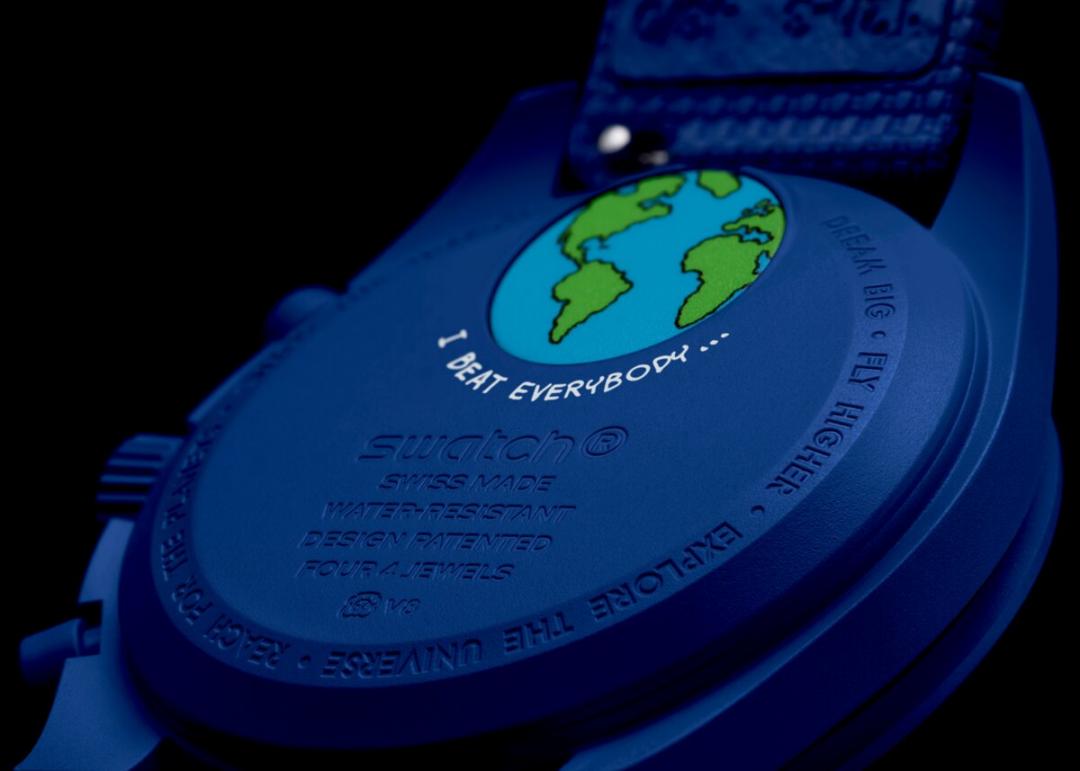 錶底蓋印有地球圖案和任務宣言。