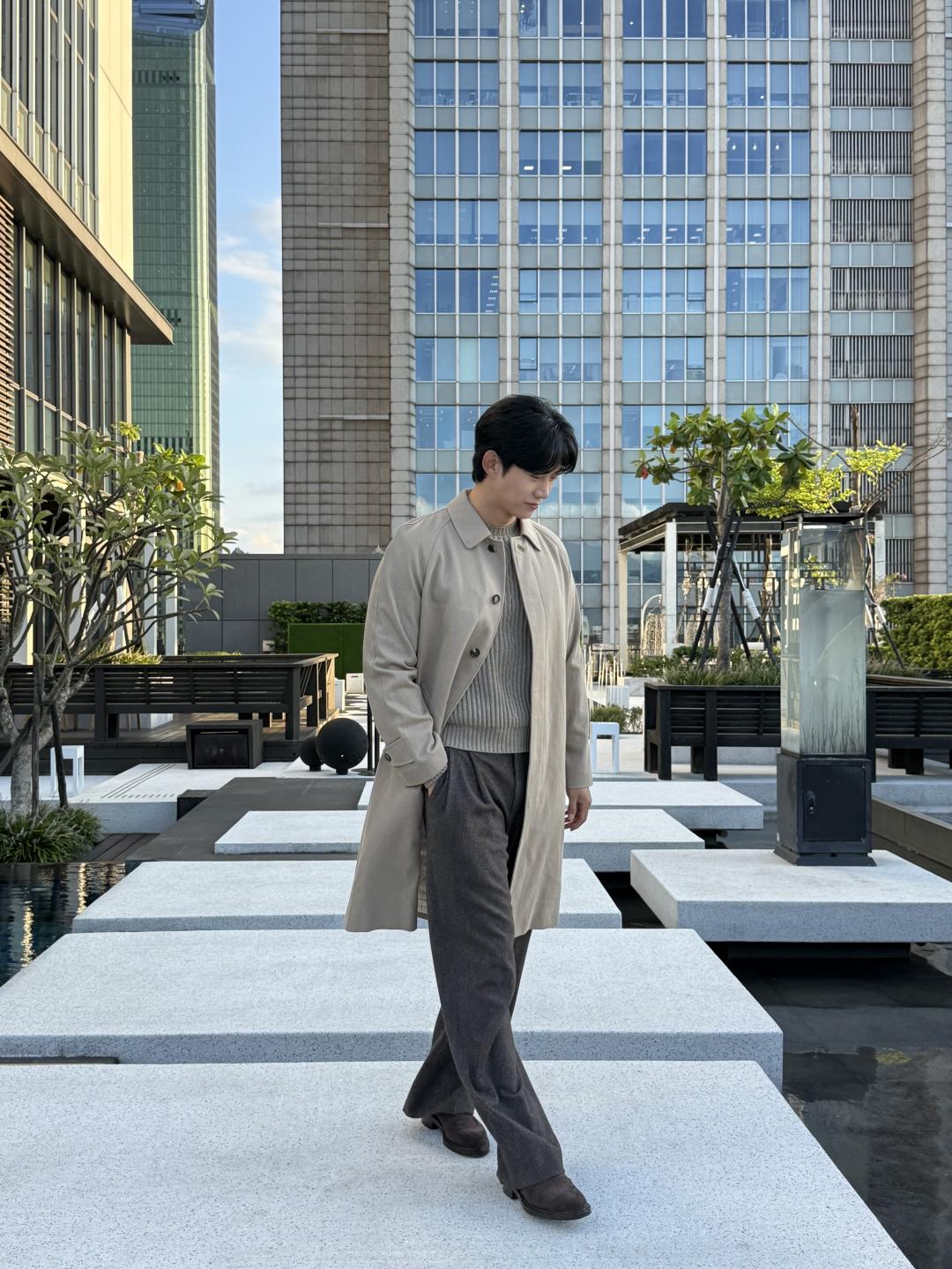 玉澤演以Loro Piana大地色系造型，勾勒優雅紳士風格。