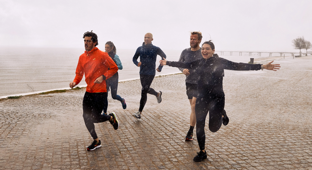 BROOKS喊話：「雨不停、步伐不止。」旗下多款跑鞋家族導入GORE-TEX®防水機能，成為跑友們雨天最強戰鞋。