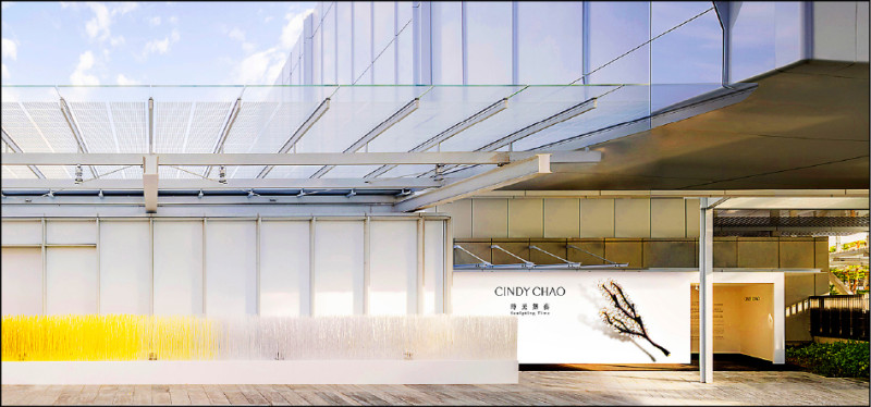 遊文富在《時光築藝》展覽的外部空間，透過三萬多支黃至白色調漸變的竹子，創造〈陽光〉裝置藝術。