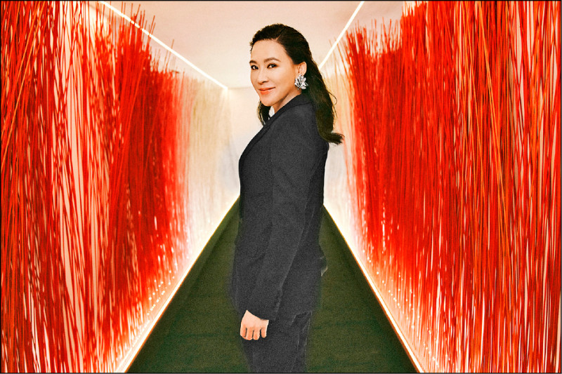 珠寶藝術家Cindy Chao表示，走進遊文富打造的〈彩光〉廊道，讓她重溫2021年被法國文化部授予法蘭西文學藝術騎士勛章的榮耀，呈現感動的時光回憶。