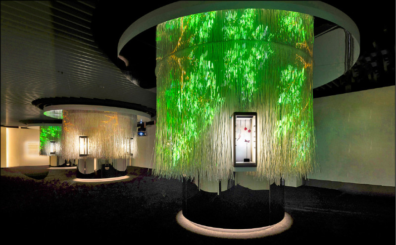 《時光築藝》展場中三座以全白竹子創造的裝置藝術作品〈微光〉，與十二座展櫃交織排列，讓CINDY CHAO The Art Jewel藝術珠寶作品有了最完美的呈現。