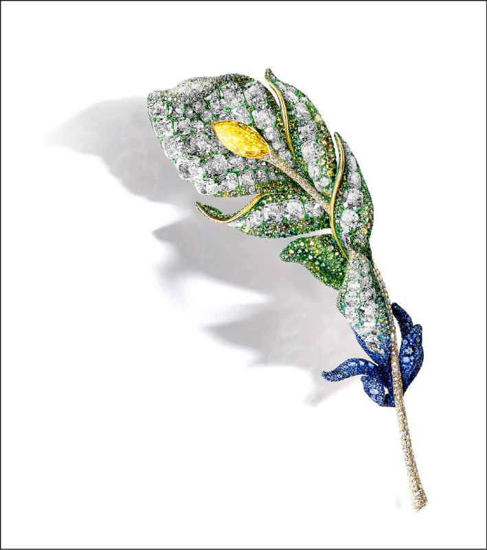 二十週年系列羽毛胸針，鈦金屬、黃鑽、白鑽、黃鑽、偏灰綠色藍寶石、藍寶石、偏灰藍寶石、沙弗萊石。