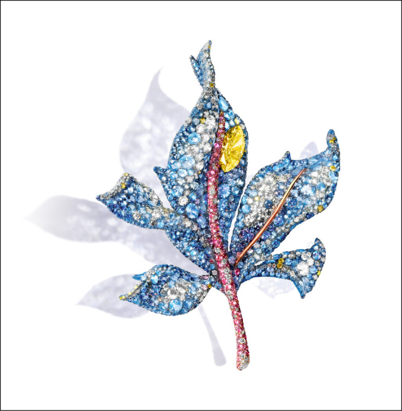 四季系列楓葉胸針，鈦金屬、18K黃金、黃鑽、白鑽、藍寶石、海藍寶石、粉色藍寶石。