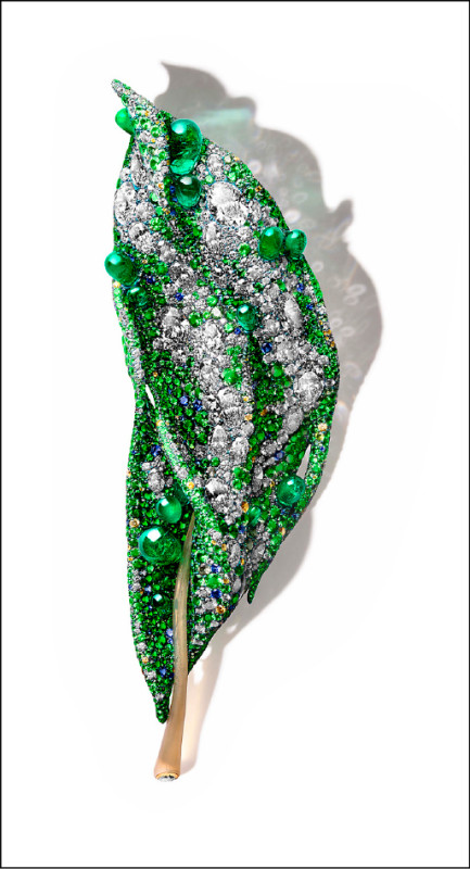 CINDY CHAO 2025 Black Label Masterpiece II大師系列落地生根胸針，鈦金屬、牛角、18K 白金、18K黃金、白鑽、祖母綠、黃鑽、沙弗萊石、偏灰綠色藍寶石、藍寶石、翠榴石。