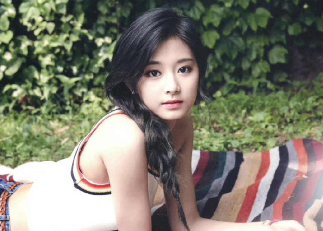 子瑜16歲剛出道時，氣質清純。(翻攝自Weibo)