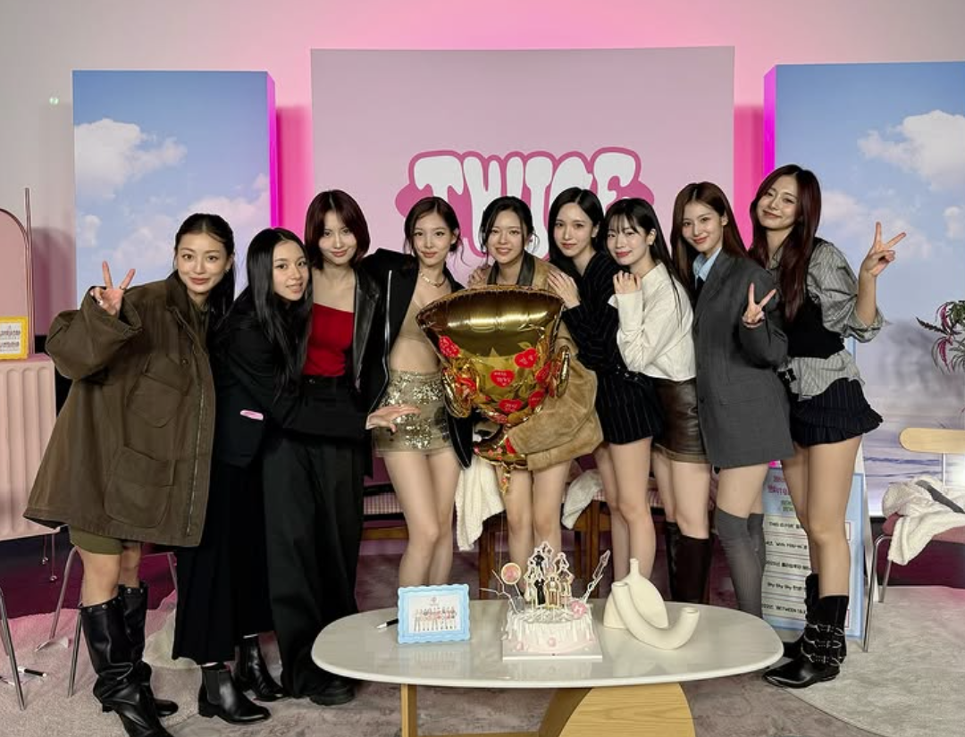 TWICE慶祝出道十週年。(翻攝自IG)