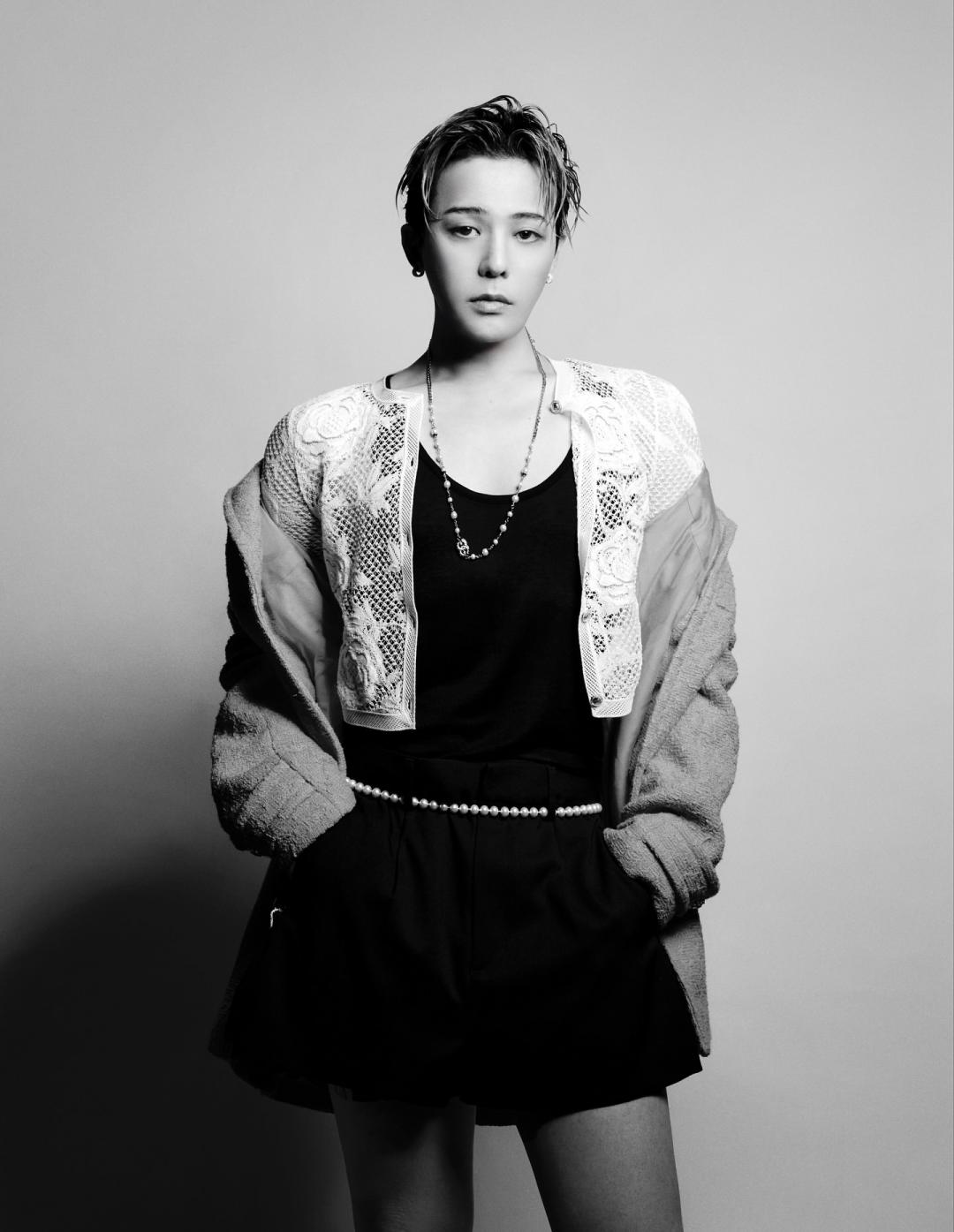 GD最近曬出的一組新照片，也以香奈兒（CHANEL）褲裙展現王者柔媚的一面。