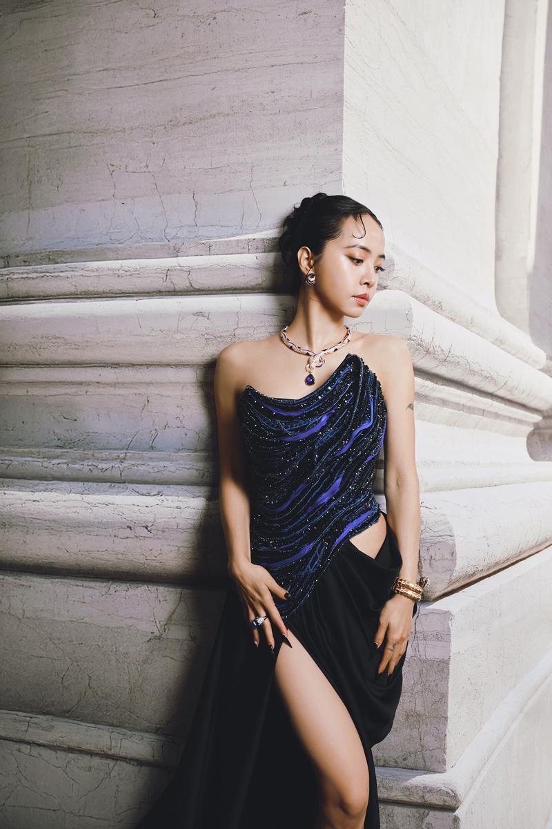 蔡依林裙開高衩、腰際挖空，以性感造型現身。（BVLGARI提供）