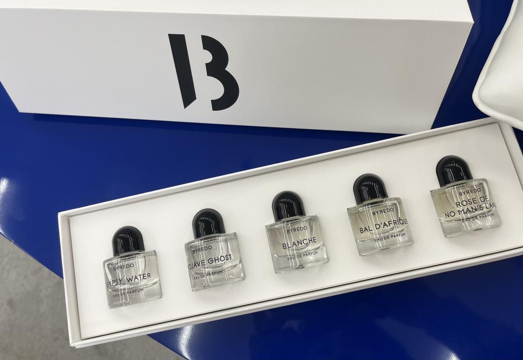 BYREDO經典香氛套組6,115元，內含五款品牌全球熱銷淡香精8ml，返樸歸真淡香精、無人之境淡香精、莫哈維之影淡香精、熱帶爵士淡香精、吉普賽之水淡香精。