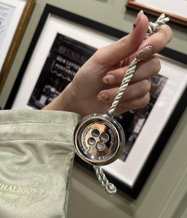 節日掛飾–冬日銀鈕扣1,600元。